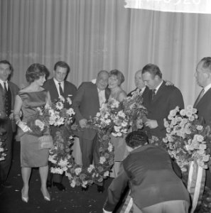 Premiere van de verzetsfilm De Overval in Tuschinski. bloemen worden uitgereik, Bestanddeelnr 914-6326 photo