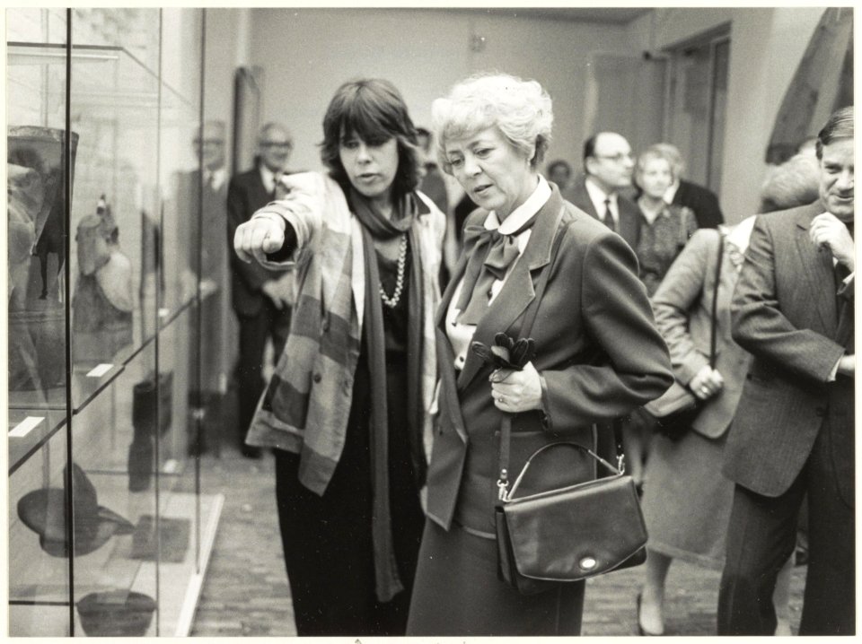 Presidente van IJsland bezoekt het Frans Halsmuseum. Links Mabel Hogendonk, die haar rondleidt. NL-HlmNHA 54021219