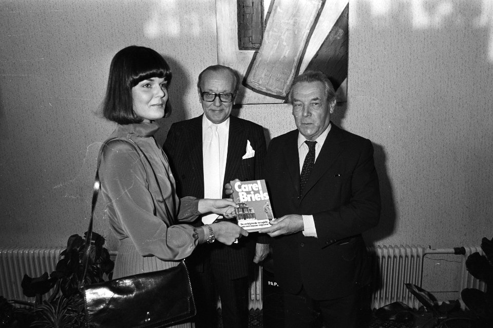 Presentatie boek van Carel Briels , Carel Briels , dochter van C. Briels (l), Bestanddeelnr 931-1272