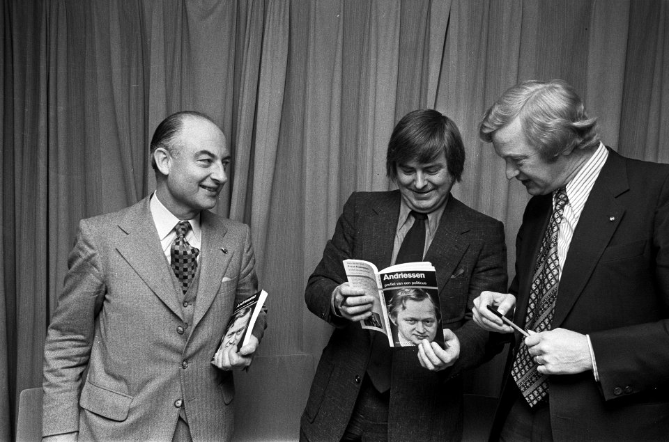 Presentatie Frans Andriessen Boek v.l.n.r. drs. Norbert Schmelzer , Hans van d, Bestanddeelnr 927-0635