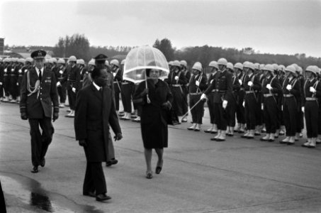 President Senghor van Senegal na staatsbezoek weer vertrokken van Ypenburg mevr, Bestanddeelnr 927-5417