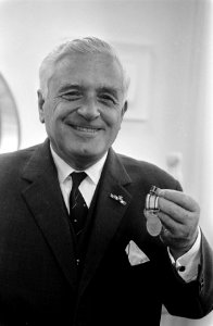 President direkteur KLM Van der Wal ontvangt gouden KNVvL-medaille op Schiphol. , Bestanddeelnr 922-8648