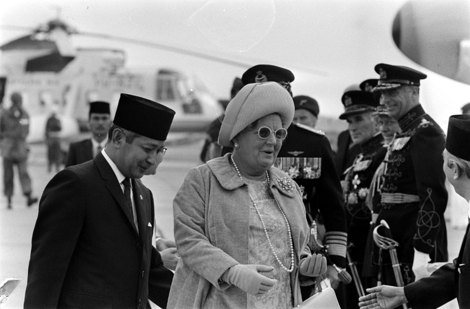 President Soeharto arriveert op Ypenburg president Soeharto en koningin Juliana, Bestanddeelnr 923-8113