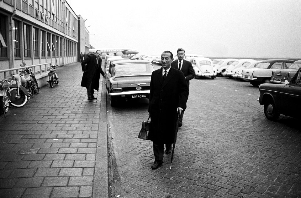 President direkteur KLM Mr. H. Alberda vliegend personeel bijeengeroepen voor to, Bestanddeelnr 915-7418