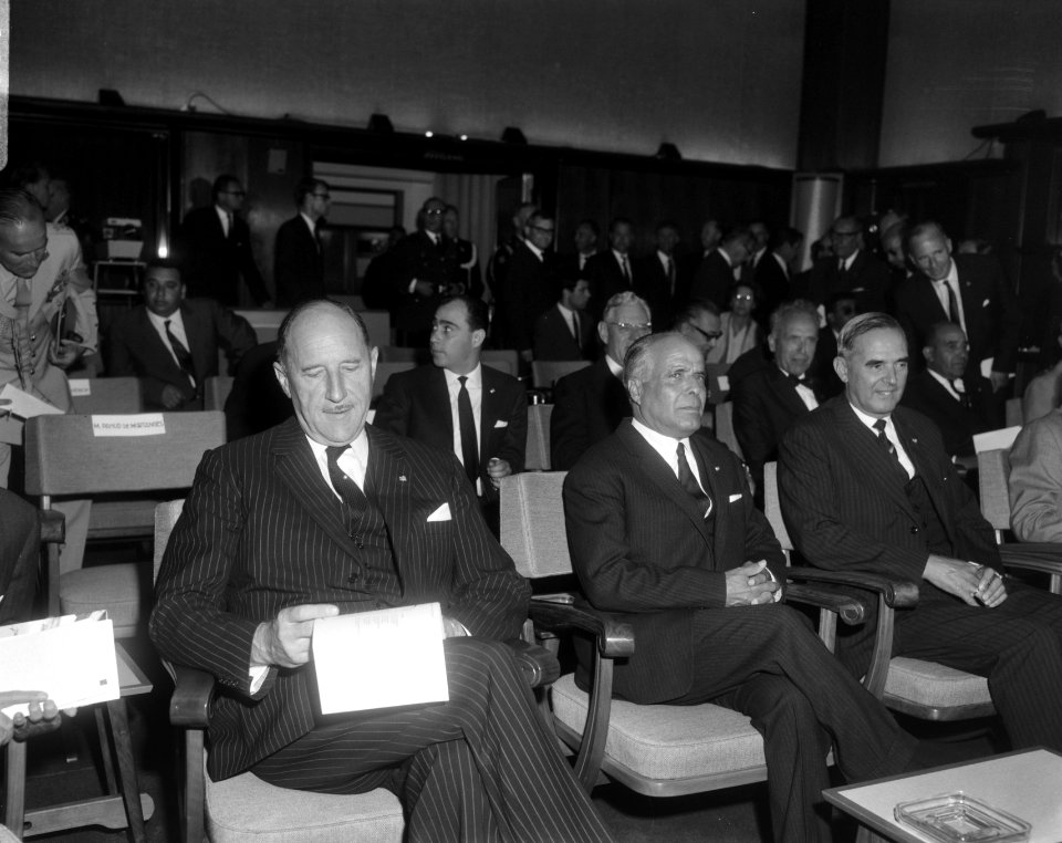 President Bourguiba bracht bezoek aan Philips-fabrieken, v.l.n.r. Minister Luns , Bestanddeelnr 919-3335