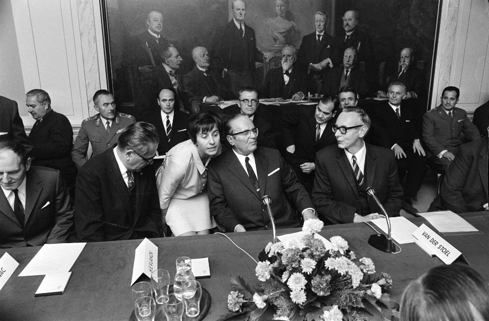 President Tito spreekt met Kamerleden op het Binnenhof, Bestanddeelnr 923-9424