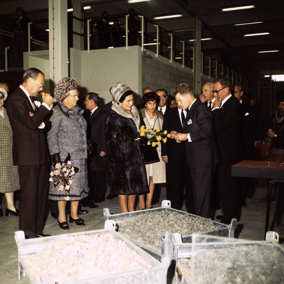 President Tito, diens echtgenote, koningin Juliana en prins Bernhard bezoeken he, Bestanddeelnr 254-8713