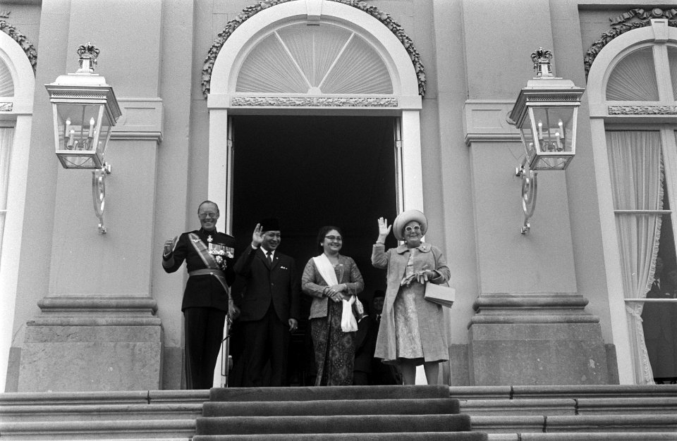 President Soeharto op Huis ten Bosch , Den Haag v.l.n.r. Prins Bernhard, Presid, Bestanddeelnr 923-8128