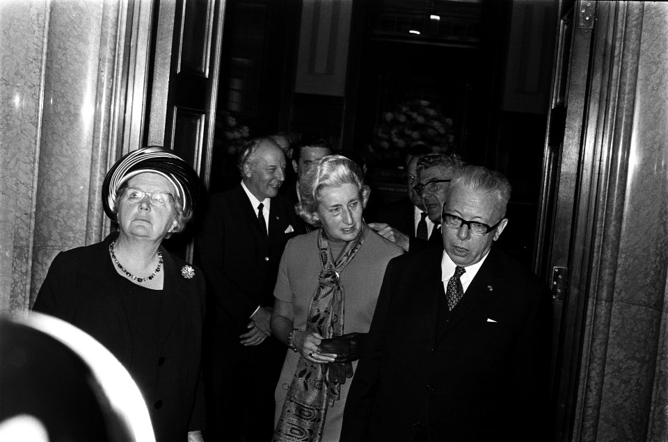 President Heidemann, echtgenote, koningin Juliana en prins Bernhard worden ontva, Bestanddeelnr 923-0145