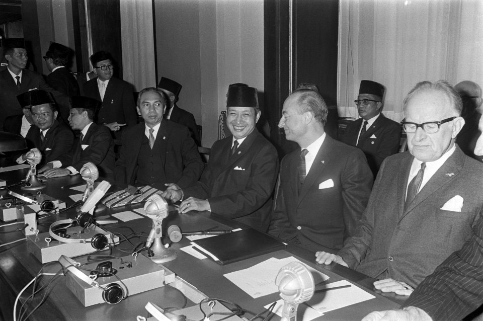 President Soeharto spreekt met leden van Parlement in gebouw Tweede Kamer , Den , Bestanddeelnr 923-8146