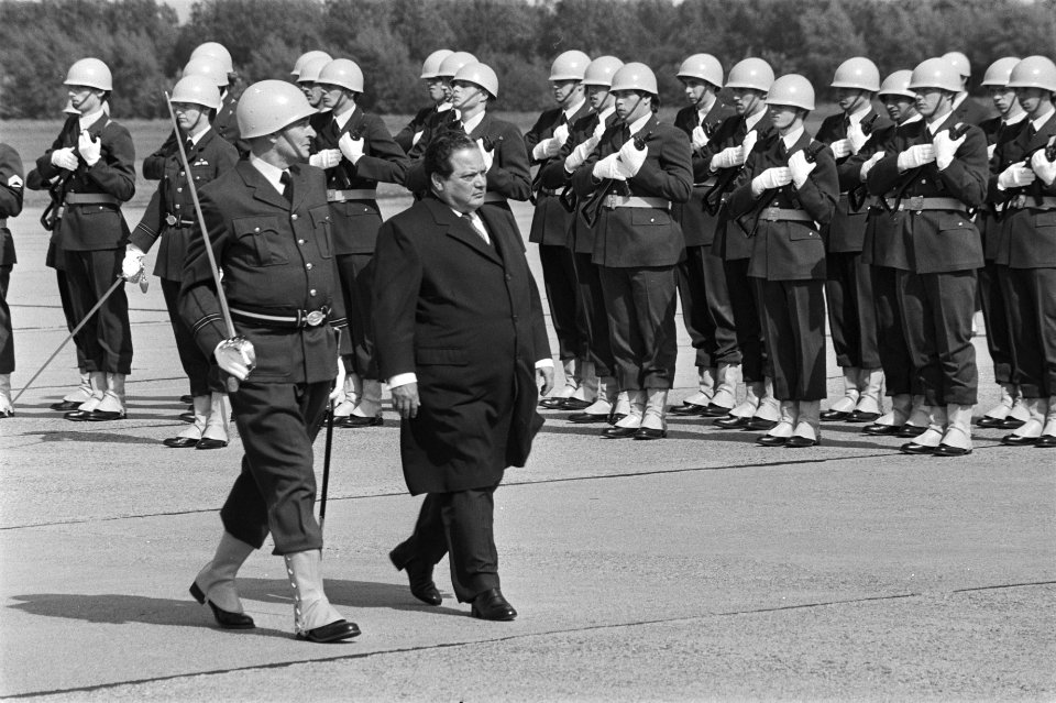 President Luis Alberto Monge ( Costa Rica ) aangekomen op Zestienhoven voor drie, Bestanddeelnr 932-9927