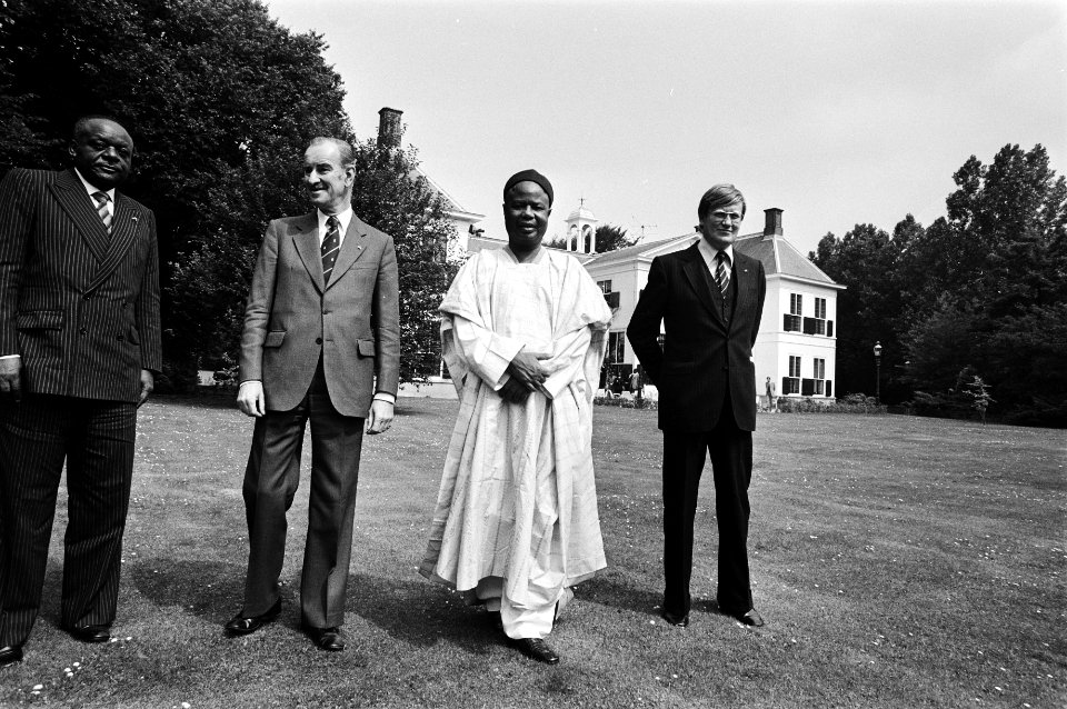 President Ahidjo met ministers Wiegel en Van der Klaauw bij het Catshuis in Den , Bestanddeelnr 930-3435