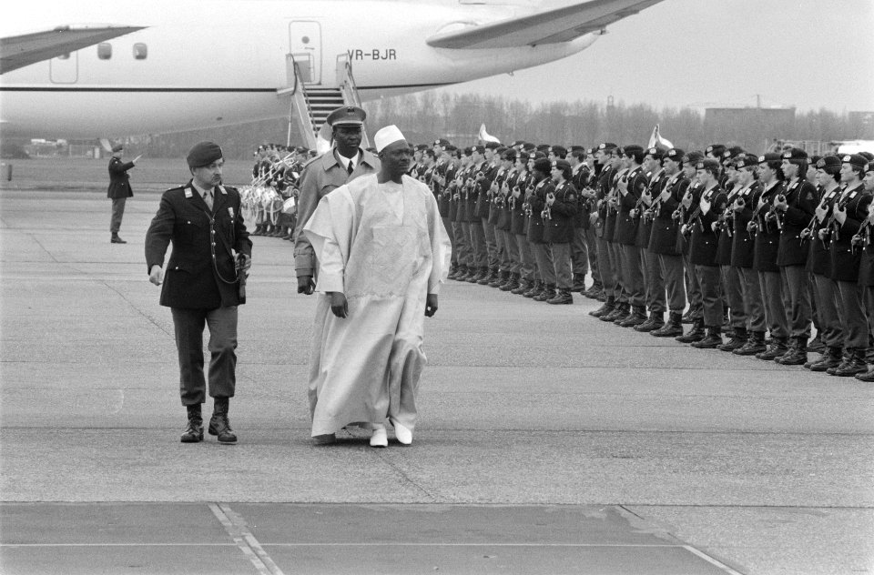 President Moussa Traore van Mali komt aan op luchthaven Zestienhoven, Bestanddeelnr 934-4365