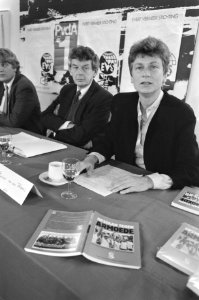 Presentatie opstaan tegen armoede Wim Kok (l) en Paulien van den Tempel (van , Bestanddeelnr 934-3457