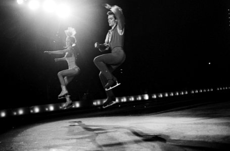 Premiere Weense ijsrevue in Apollohal te Amsterdam, nr 18 sprong, Bestanddeelnr 916-9804