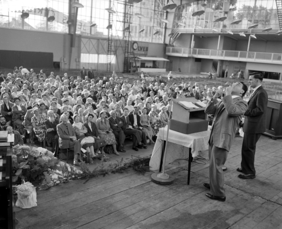 Prediker en genezer Morris Cerullo in het Apollohal te Amsterdam, publiek tijdens het zingen, Bestanddeelnr 911-6561
