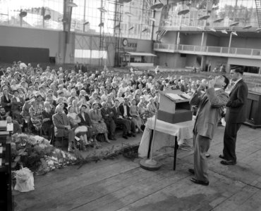 Prediker en genezer Morris Cerullo in het Apollohal te Amsterdam, publiek tijdens het zingen, Bestanddeelnr 911-6561
