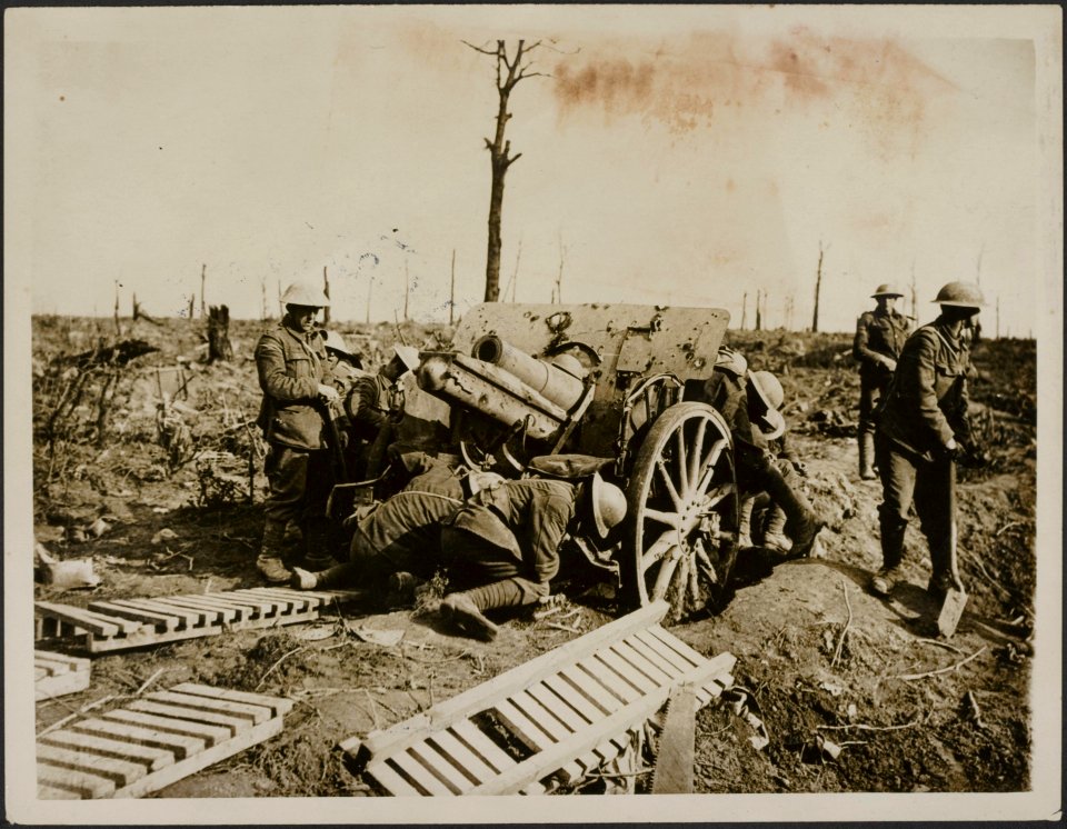 Preparing the way for bringing out a captured German howitzer, Bestanddeelnr 158-1724