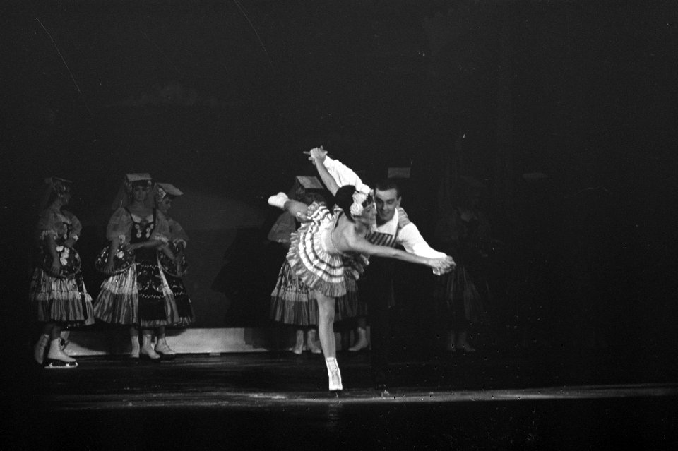 Premiere Weense IJsrevue in RAI, onder de titel Kapriole het ijsballet op de vlo, Bestanddeelnr 914-4673