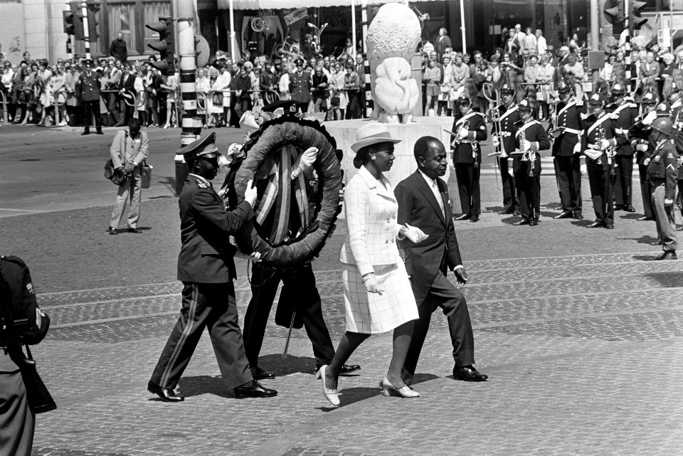 President Houphouët-Boigny en diens echtgenote leggen een krans bij het Monument, Bestanddeelnr 923-5657