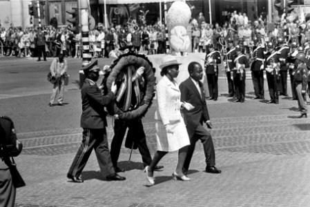President Houphouët-Boigny en diens echtgenote leggen een krans bij het Monument, Bestanddeelnr 923-5657