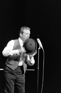 Premiere van Toon Hermans tiende One man show te Tilburg, Bestanddeelnr 918-8169