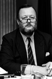 Pres. boek Van bijkomstig belang door journalist N. van Nieuwenhuyzen over het oorlogsverleden Willem Aantjes, Bestanddeelnr 931-4138