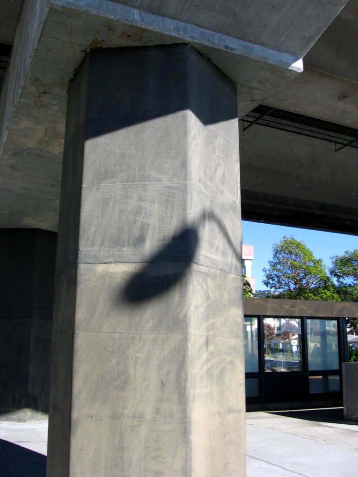 Pre-retrofit column at El Cerrito del Norte station, October 2012