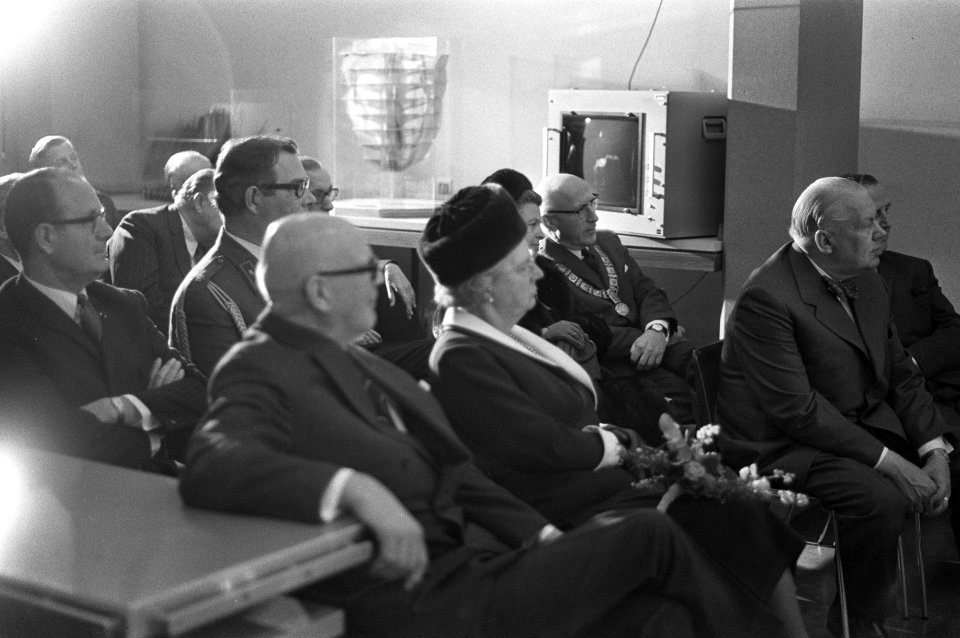 President Kekkonen en koningin Juliana bezoeken de Cardiologische Kliniek van pr, Bestanddeelnr 925-9808