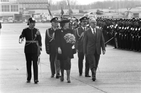 President Sartzetakis en echtgenote inspecteren de erewacht, Bestanddeelnr 934-4388
