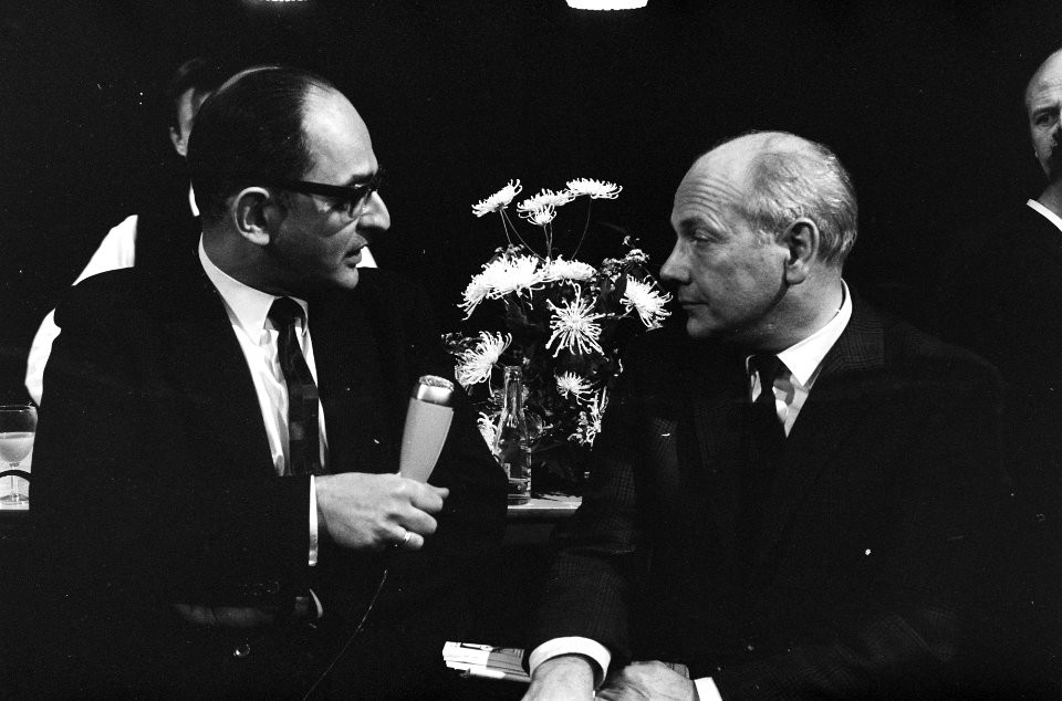 Presidentsverkiezingen Amerika. Drs. den Uyl (rechts) wordt geinterviewd door J…, Bestanddeelnr 921-8308