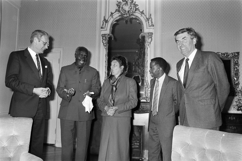 President Kaunda in gesprek met Nederlandse ambtgenoten Van den Broek (l), Schoo, Bestanddeelnr 933-6239
