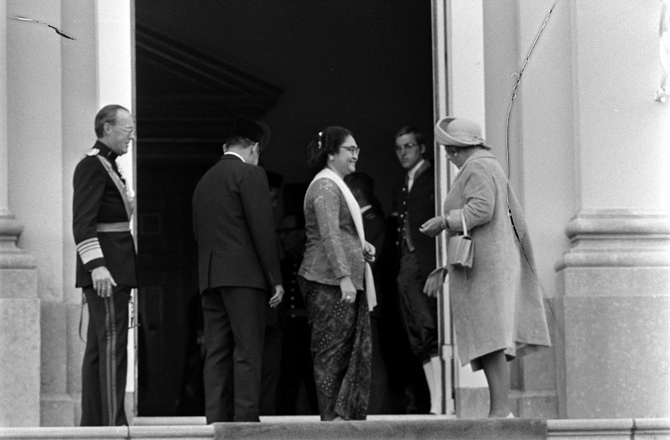President Soeharto op Huis ten Bosch , Den Haag v.l.n.r. Prins Bernhard, Presid, Bestanddeelnr 923-8126