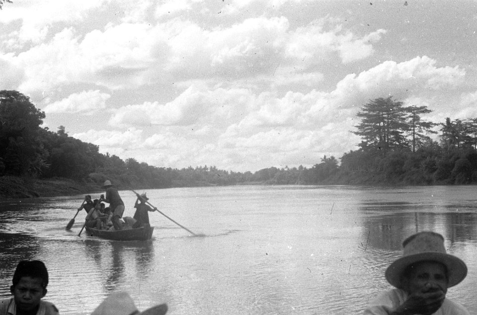 Prauwen op een rivier, Bestanddeelnr 1593-2-1