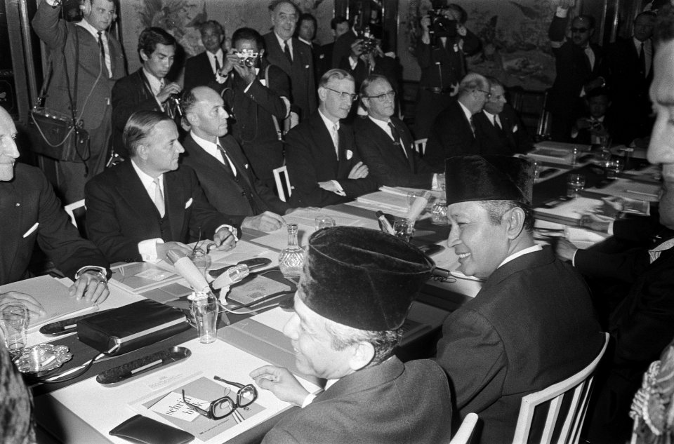 President Soeharto spreekt met Nederlandse ministers op Huis ten Bosch vooraan, Bestanddeelnr 923-8139