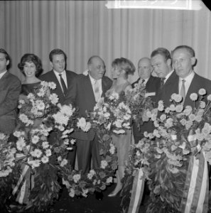 Premiere van de verzetsfilm De Overval in Tuschinski, huldiging van vlnr. Hans, Bestanddeelnr 914-6323