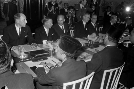 President Soeharto spreekt met Nederlandse ministers op Huis ten Bosch vooraan, Bestanddeelnr 923-8140