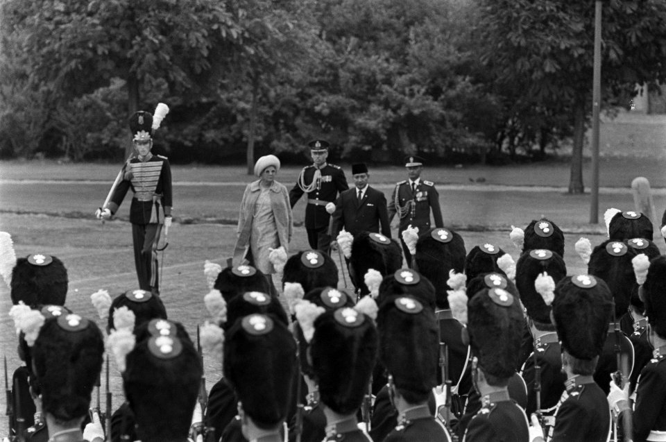 President Soeharto op Huis ten Bosch , Den Haag President Soeharto, en koningin, Bestanddeelnr 923-8135