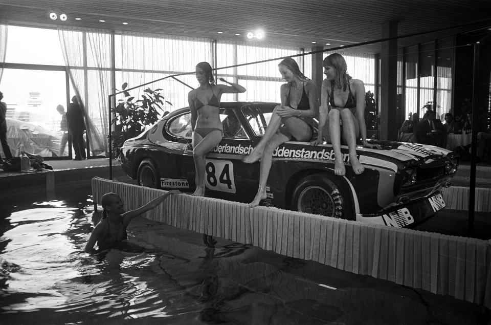 Presentatie auto van racingteam Akersloot en Hugenholtz rj in zwembad van Hilton, Bestanddeelnr 926-4116