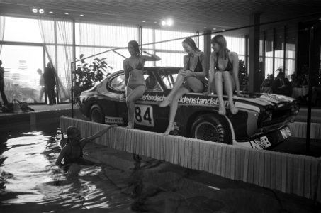 Presentatie auto van racingteam Akersloot en Hugenholtz rj in zwembad van Hilton, Bestanddeelnr 926-4116 photo