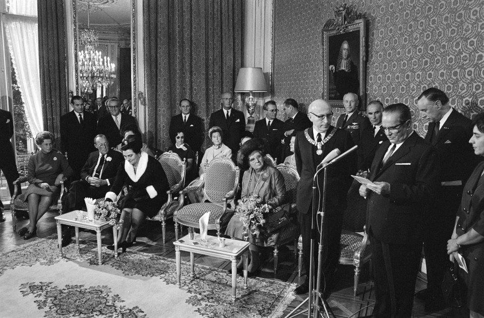 President Tito bezoekt met echtgenote de ambtswoning van burgemeester Samkalden,, Bestanddeelnr 923-9385