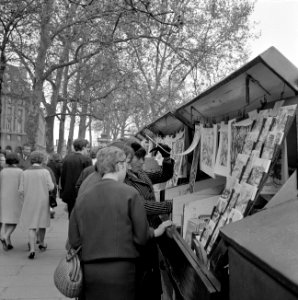 Prenten bekijken bij een van de boekenstalletjes langs de kade van de Seine, Bestanddeelnr 254-0463