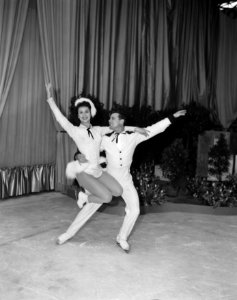 Premiere van de Weense ijsrevue in de Hoky te Den Haag , het paar Eva Pavelik en, Bestanddeelnr 910-1666