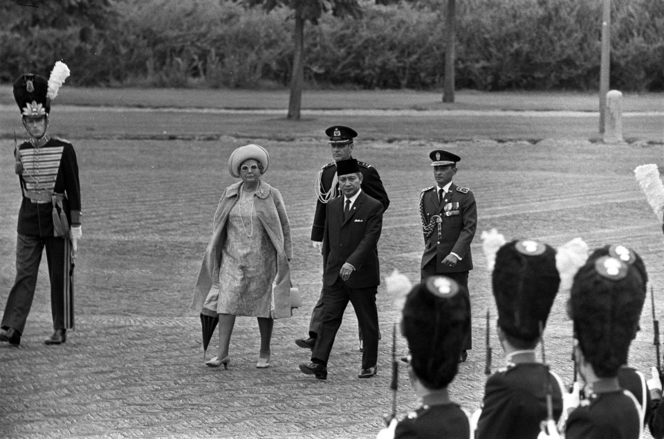 President Soeharto komt per helikopter aan bij Huis ten Bosch te Den Haag konin, Bestanddeelnr 923-8120