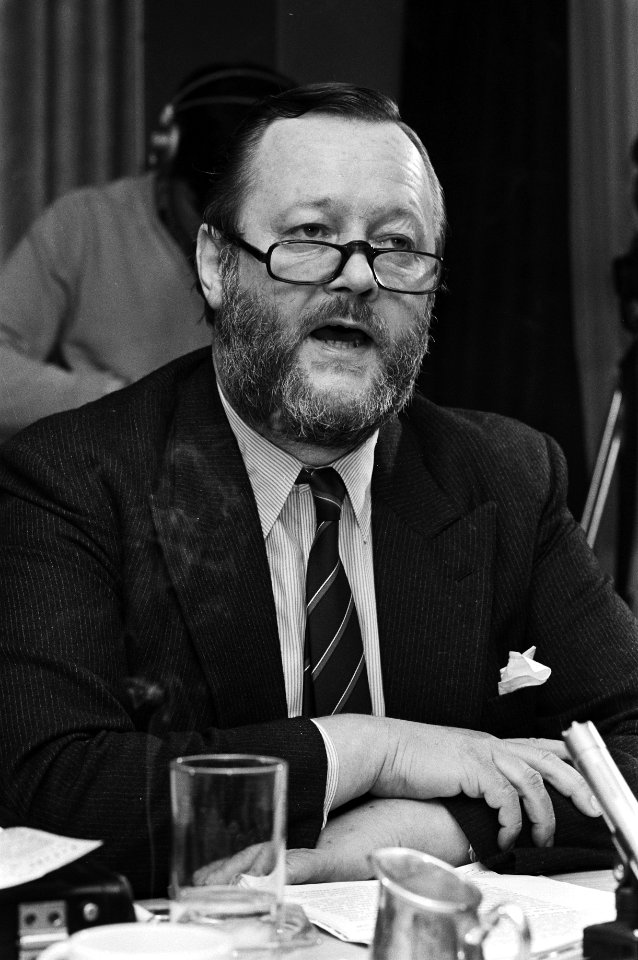 Pres. boek Van bijkomstig belang door journalist N. van Nieuwenhuyzen over het oorlogsverleden Willem Aantjes, Bestanddeelnr 931-4139