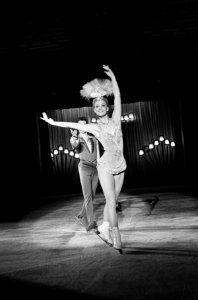 Premiere Weense ijsrevue in Apollohal te Amsterdam, nr 25, 26 Marika Kilius bov, Bestanddeelnr 916-9806