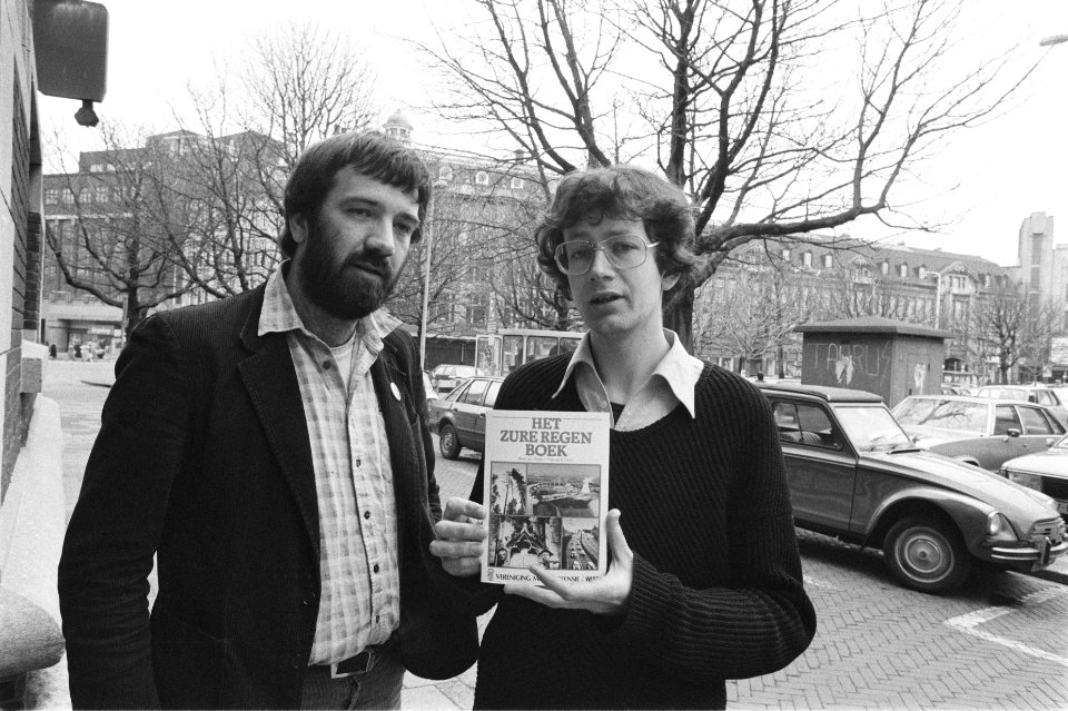 Presentatie boek Het zure regenboek door Milieudefensie de schrijvers Dave van, Bestanddeelnr 932-9141