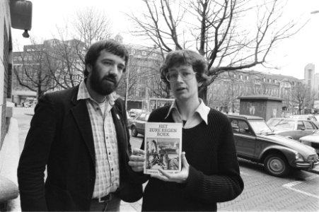 Presentatie boek Het zure regenboek door Milieudefensie de schrijvers Dave van, Bestanddeelnr 932-9141