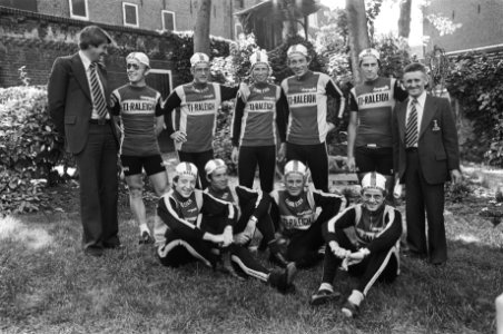Presentatie Nederlandse wielerploegen Raleigh en Frisol, deelnemen aan Tour de F, Bestanddeelnr 929-2446