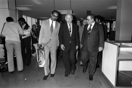 Premiers van Suriname en Nederlandse Antillen arriveren op Schiphol, v.l.n.r. pr, Bestanddeelnr 927-1940